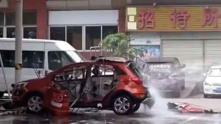 آتش‌سوزی دو خودرو چینی به دلیل انفجار گوشی هنگام شارژ شدن