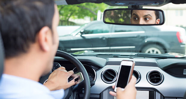 صدور ۲ جریمه برای صحبت با موبایل هنگام رانندگی