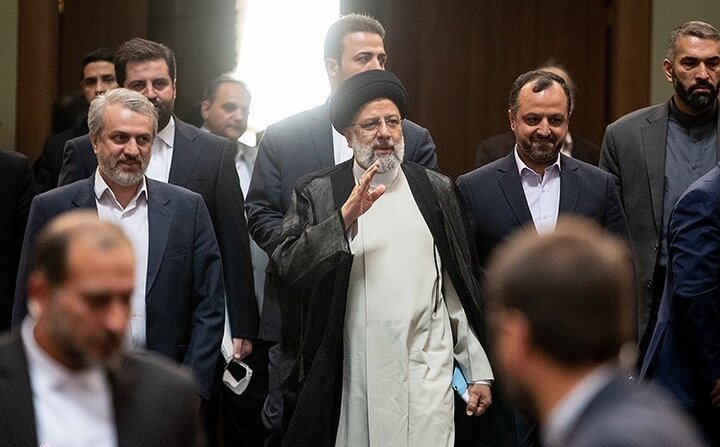 نماینده شرافتمند مجلس در برابر وزیر بی لیاقت و دولت قانون شکن رئیسی  نماینده شرافتمند مجلس در برابر وزیر بی لیاقت و دولت قانون شکن رئیسی