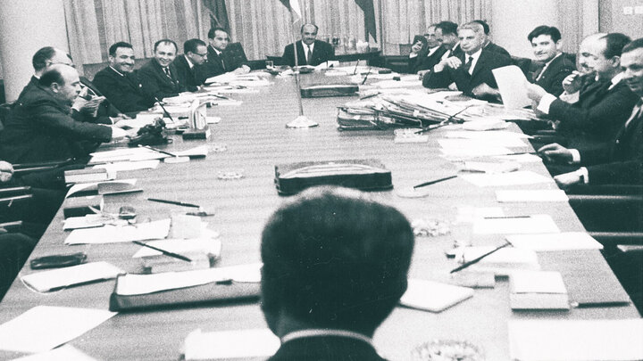 گزارش اقتصاددانان به شاه که او را عصبانی کرد، اما میتوانست مانع فروپاشی پهلوی شود!
 گزارش اقتصاددانان به شاه که او را عصبانی کرد، اما میتوانست مانع فروپاشی پهلوی شود!
