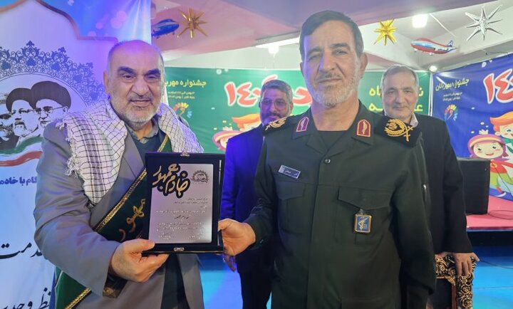 اهدای نشان “خادم جمهور” به نیک مردی از جنس لبخند ها و گریه ها  اهدای نشان “خادم جمهور” به نیک مردی از جنس لبخند ها و گریه ها