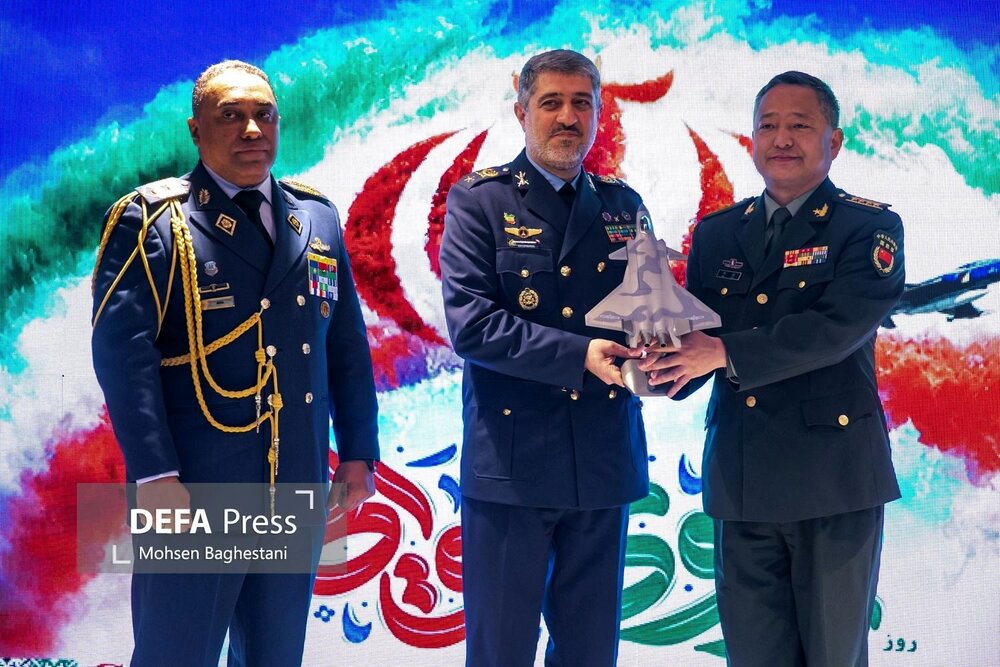 هدیه مرموز چین به ایران؛ ماکت جنگنده J‒۲۰ چه معنایی دارد؟