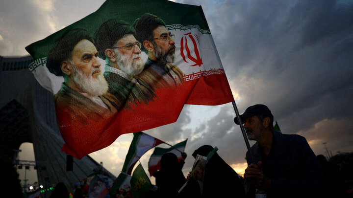 چرا نظام ایران فرو نپاشید